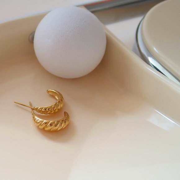 NEW 18K Gold Plated Braided Croissant Open Hoops - Picture 8 of 12